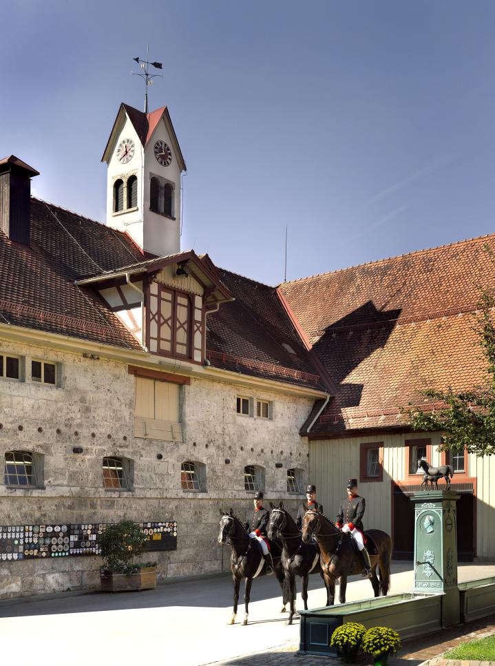 Marbacher Landbeschäler mit Gestütswärtern in Galauniform im  Innenhof Marbach Foto Stephan Kube